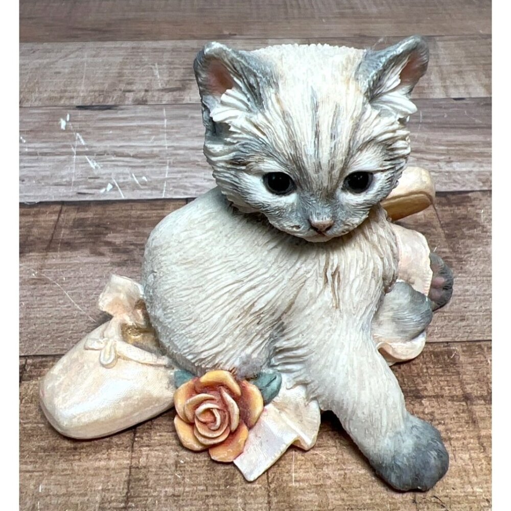 Adorable Kitten Figurine Sitting With Ballet Slipper & Rose Home Decor Collectib
